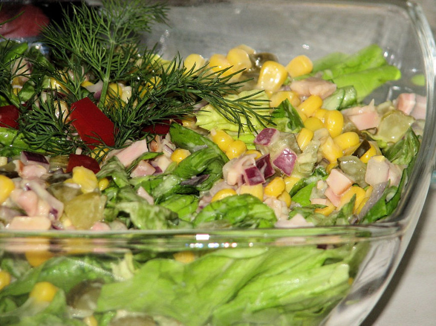 Dietetyczna sałatka z zielonej sałaty i wędzonego kurczaka - zdjęcie 3