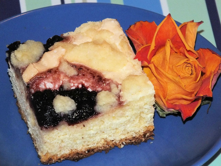 Drożdżowe ciasto z dżemem, bezą i słodką posypką - zdjęcie 3
