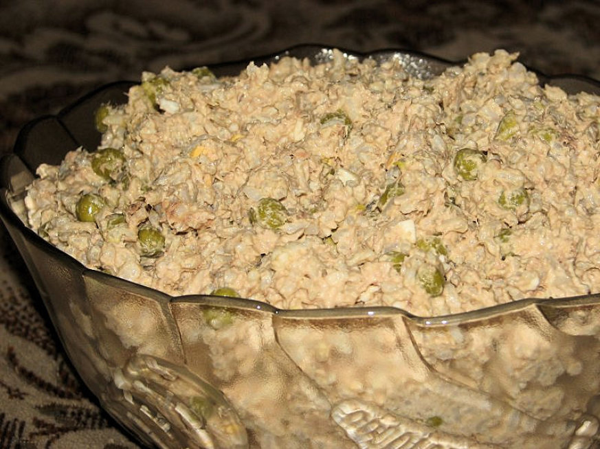 Sałatka ryżowa z tuńczykiem i zielonym groszkiem - zdjęcie 2