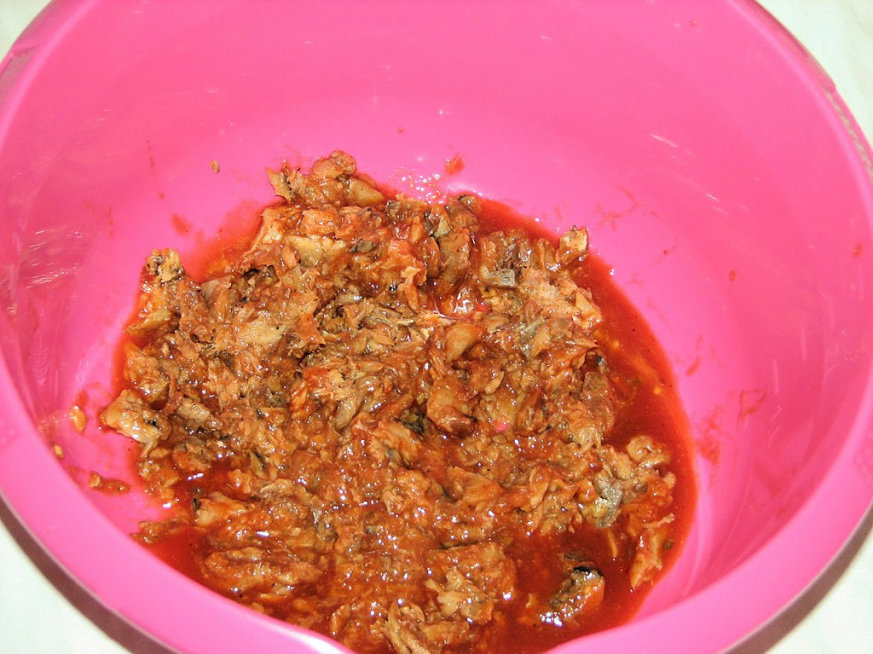 Sałatka z filetów śledziowych w pomidorowym sosie - zdjęcie 3