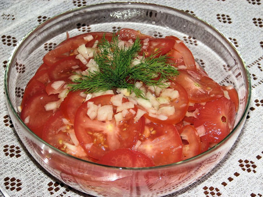 Surówka z pomidorów i cebuli