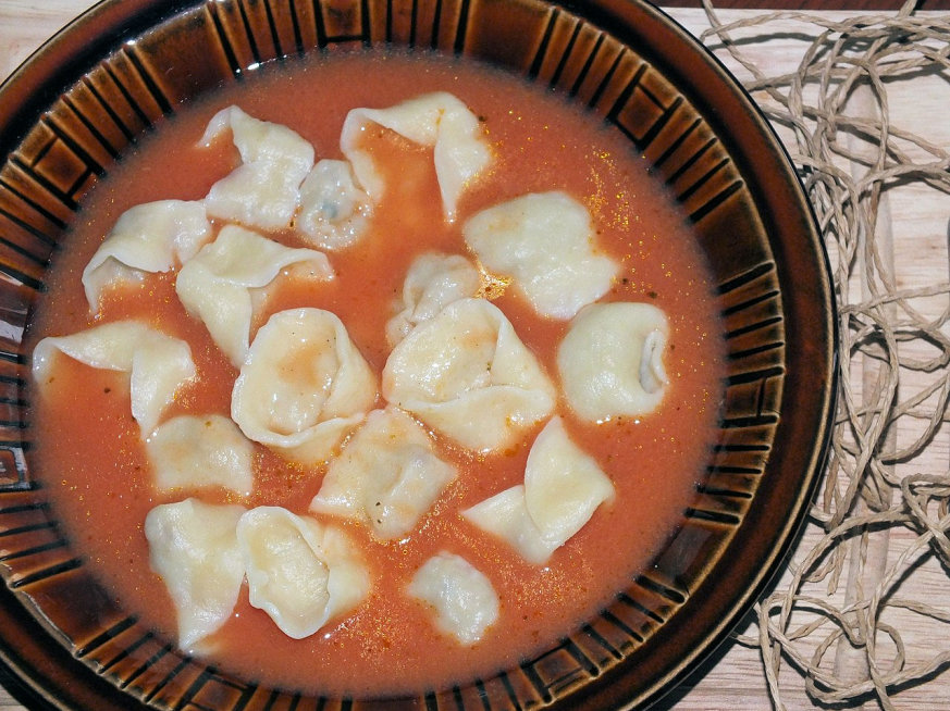 Zupa pomidorowa z uszkami z mięsem