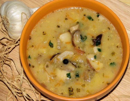 Delikatna zupa ziemniaczana z grzybami