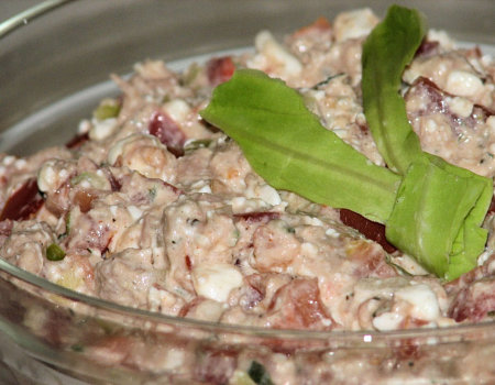 Dietetyczna sałatka z serkiem i tuńczykiem