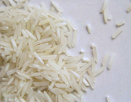 Długoziarnisty ryż przed gotowaniem należy...