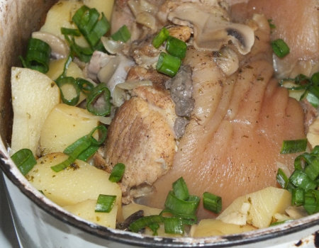Golonka pieczona z ziemniakami i pieczarkami