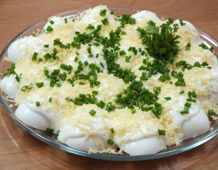 Jajka w sosie czosnkowym z serem Feta