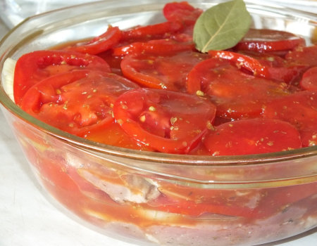 Karczek zapiekany z pomidorami i cebulą
