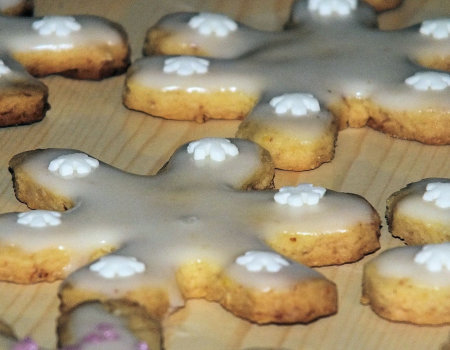 Kruche migdałowe ciasteczka - śnieżynki