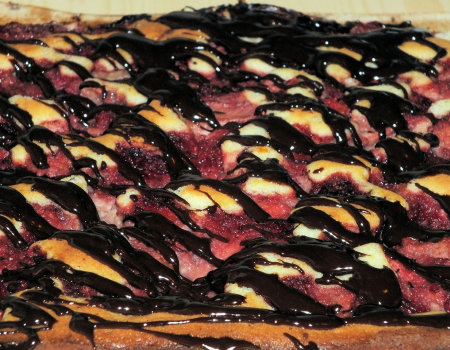 Maślane ciasto z truskawkami w polewie czekoladowej