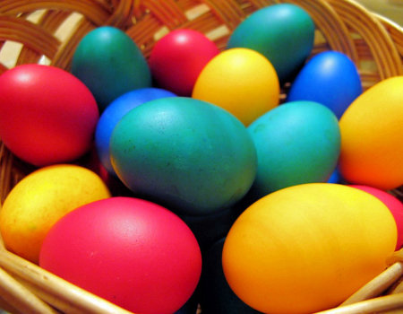Naturalne sposoby barwienia wielkanocnych jajek