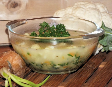 Zupa kalafiorowa ze zdrową nutką cebuli