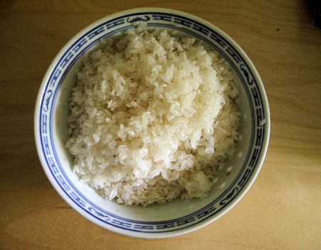 Aby ogrzać zimny ugotowany ryż...