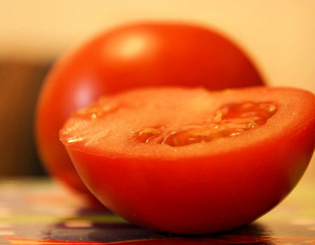 Aby pomidory dały się łatwiej pokroić, należy...