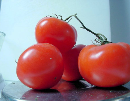 Aby pomidory ładnie obierały się ze skórki...