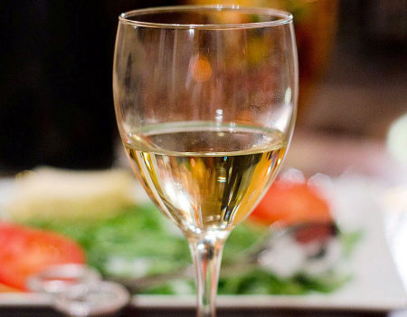 Do czego podaje się białe wytrawne wino?