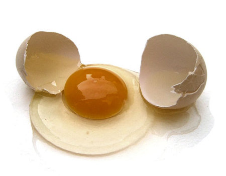 Jak ładnie rozbić świeże jajko?