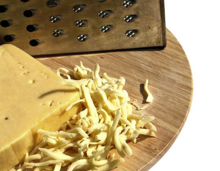 Jak zetrzeć na tarce miękki żółty ser?
