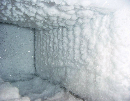 Jeśli warstwa lodu w zamrażalniku jest większa niż 5 mm...