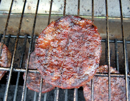 Mięso, które będzie grillowane nie powinno być wystawiane na słońce...