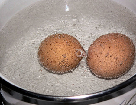 Podczas gotowania z pękniętego jajka nie wypłynie białko...