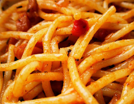 Podstawową przyprawą do spaghetti jest...