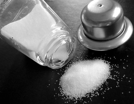 Sól w solniczce nie zwilgotnieje, jeśli...