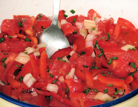 Surówka z pomidorów w sosie własnym