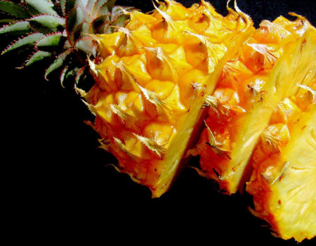Świeże owoce ananasa nie powinny być zalewane galaretką...