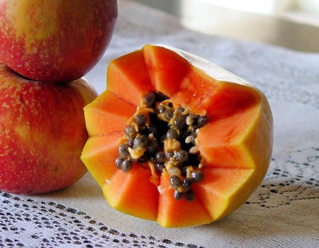 Świeże owoce papai nie powinny być zalewane galaretką...