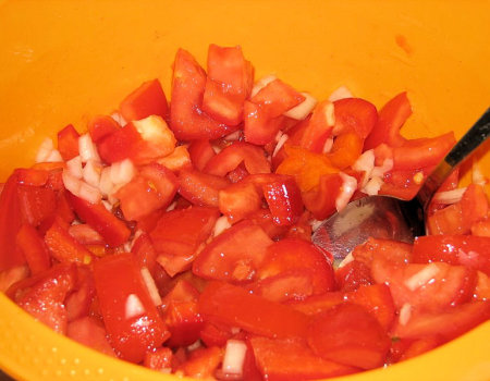 Szybka surówka z pomidorów i papryki