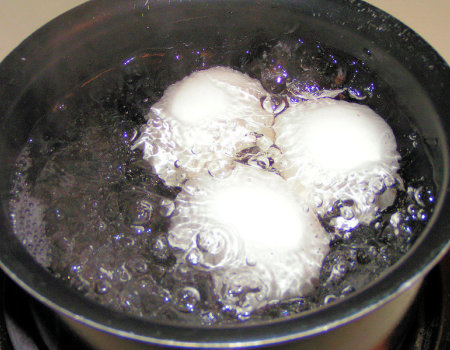 Z pękniętego jajka podczas gotowania nie wypłynie białko...