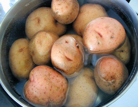 Ziemniaki gotowane w mundurkach powinno się obierać...