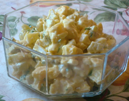 Sałatka z kartofli i jaj z majonezem