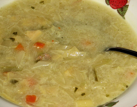 Zupa jarzynowa z dodatkiem białej kapusty