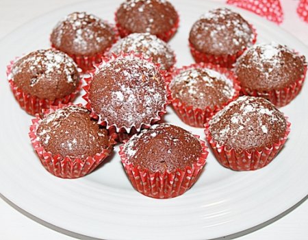 Muffiny czekoladowe z nutą cytrynową i orzechami