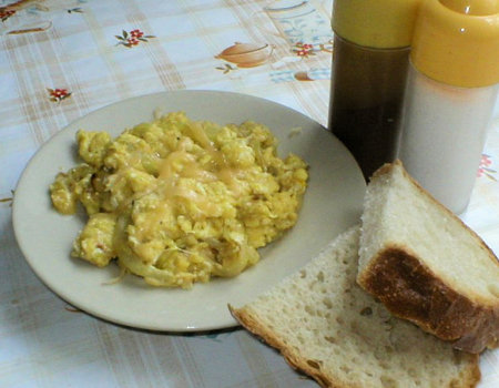 Jajko z cebulą i serem
