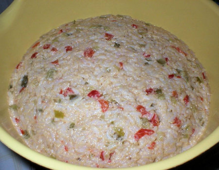 Sałatka ryżowa z tuńczykiem i papryką
