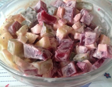 Salatka z buraków, jabłek, ogórka kiszonego i cebuli w sosie musztardowym