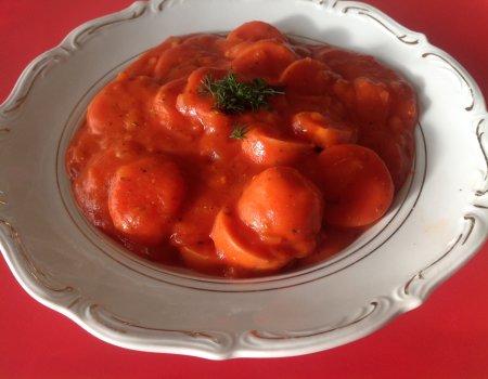 Parówki pikantne w sosie pomidorowym