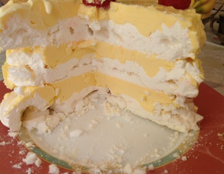 Tort bezowy maślano-ajerkoniakowy - bez pieczenia