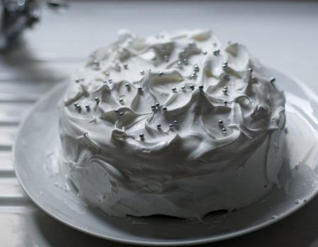 Jak pokroić tort bezowy, żeby się nie pokruszył?