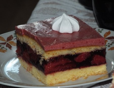 Ciasto biszkoptowo-truskawkowe z czerwonym winem