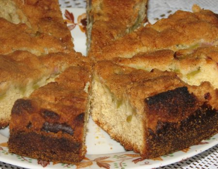 Ciasto drożdżowe z rabarbarem i kruszonką