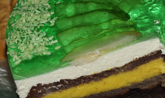 Biszkoptowe ciasto z kolorowymi masami