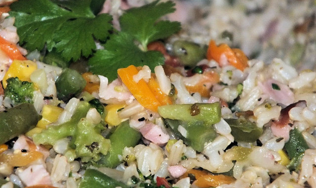 Dietetyczne danie ryżowe z warzywami i wędzonym kurczakiem