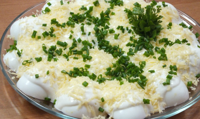 Jajka w sosie czosnkowym z serem Feta