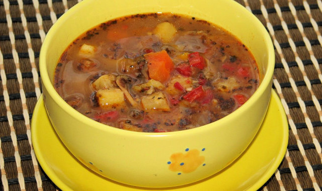 Pożywna zupa gulaszowa