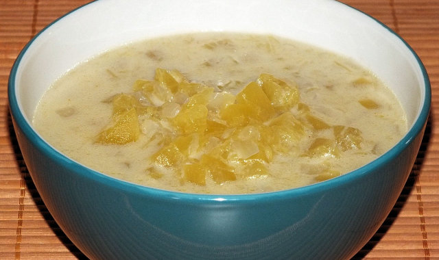 Rozgrzewająca zupa dyniowa z cebulą, czosnkiem i imbirem