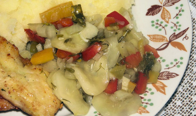 Sałatka obiadowa z ogórków i kolorowej papryki